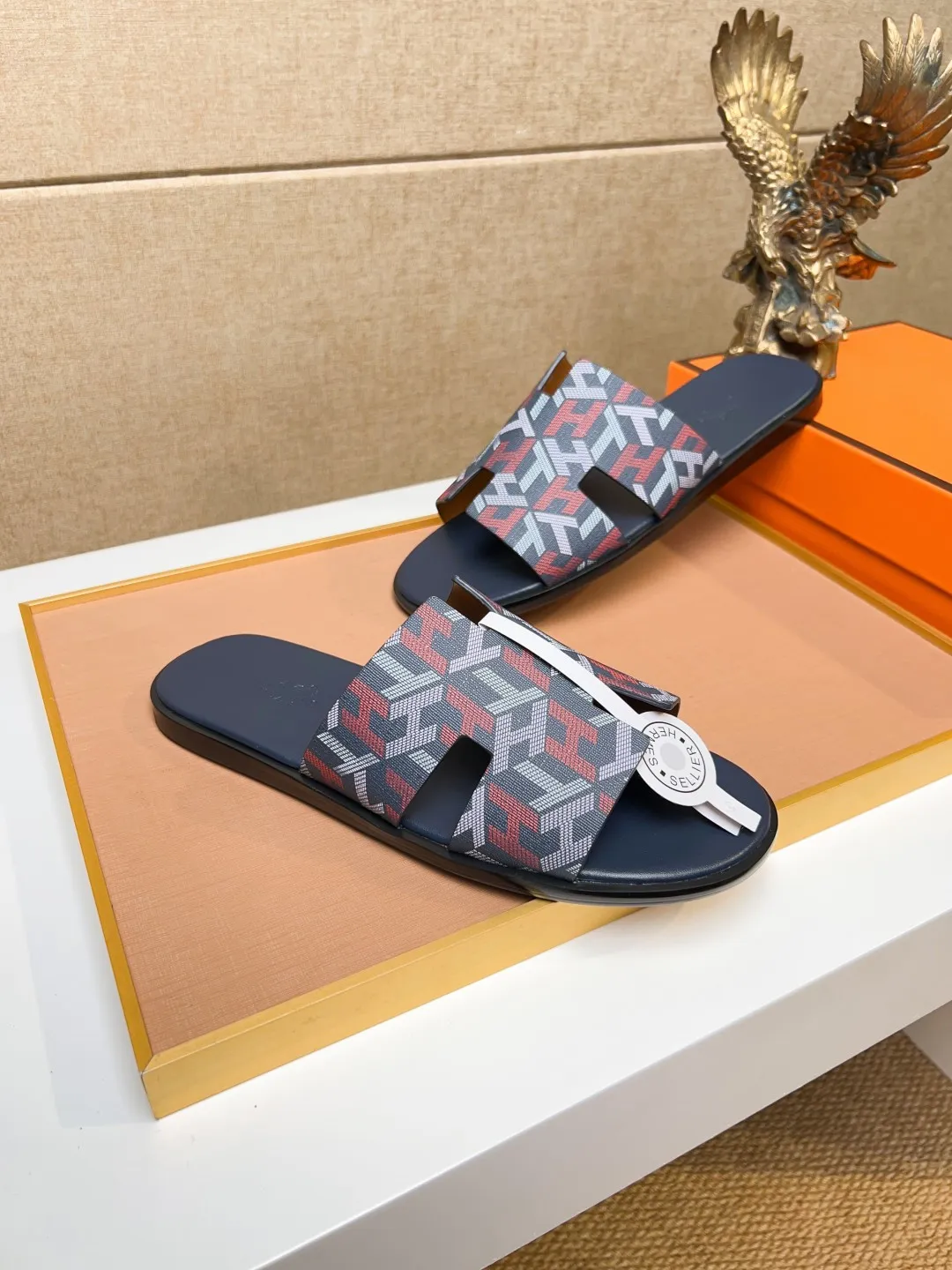 Men's clothing and shoes 💰280 💅💅💅 new arrival. Hermes Hermes official website latest counter synchronized new oran color leather H slippers, the original Paris version flew back to the original model and opened the mold to make it perfectly🍌The highest quality Sincerity, you can enter and leave the counter at will [Deyi] The upper is made of original customized  colored palm prints, crocodile print, ostrich print, colored cow leather, colored cow suede, 🤔 horse hair, 🥳 colored diamonds, 🥰 3D printing, and other genuine leather slippers, imported cow pattern foot pad lining, Italian  latest original genuine leather combination outsole Code number: 38-48 (customized at 46.47.48) Can be made into picture combination sole with genuine leather pattern and ordinary molded outsole